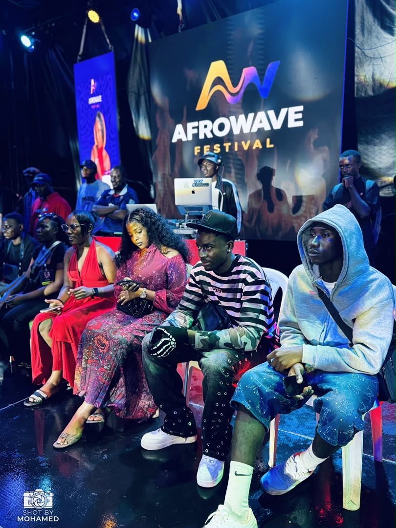 Public assis devant la scène AfroWave